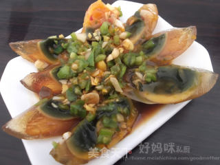 凉拌青椒皮蛋的做法