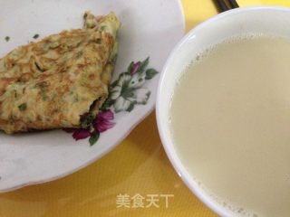 营养早餐生菜火腿鸡蛋饼+黄豆红枣燕麦豆浆的做法