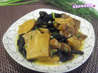 木耳豆干炖小排的做法