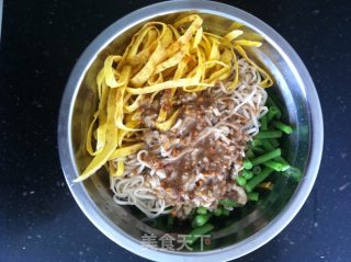 鸡蛋皮豆角凉面的做法