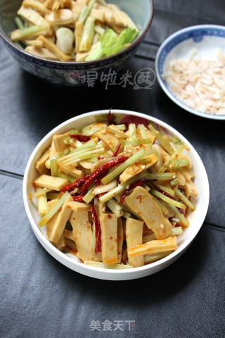 天热了，来点开胃的吧——香芹拌豆干的做法