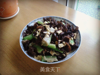 丝瓜木耳滑蛋的做法