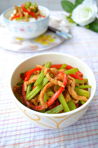 芹菜肉丝的做法