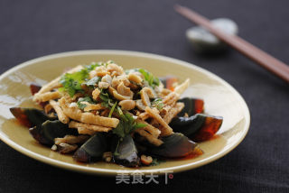 皮蛋拌馓子的做法