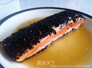 香煎黑芝麻三文鱼搭配日式青柠酸汁的做法