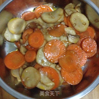 鸡腿菇炒胡萝卜的做法