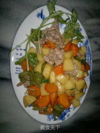 青椒土豆萝卜炒肉的做法