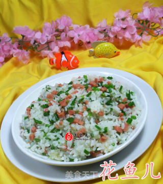 韭菜花火腿肠炒饭的做法