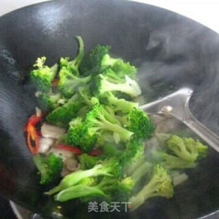 西兰花炒肉的做法