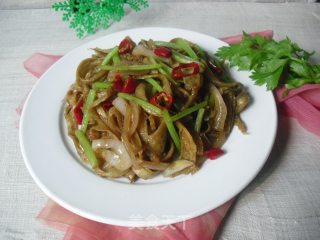 芹菜洋葱炒面筋的做法