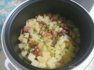 土豆腊肠焖饭的做法
