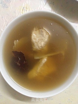 花胶瘦肉沙参润肺汤
