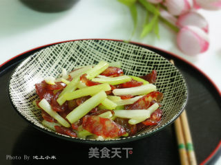 小炒洋芹腊味的做法