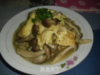 蟹味菇炒鸡蛋的做法