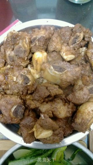 蒜头焖排骨的做法