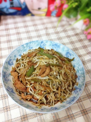 绿豆芽炒肉的做法