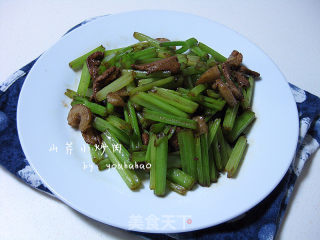 山芹小炒肉的做法