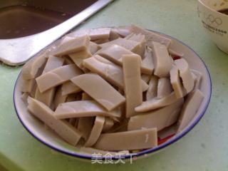 绿豆芽炒灌肠的做法步骤：2