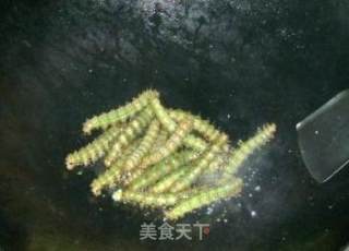 油煎枫树虫的做法步骤：2