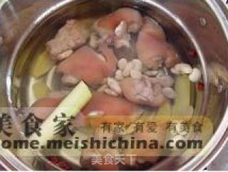 雪豆炖猪脚的做法步骤：2