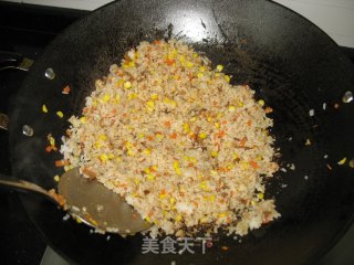 菠萝鸡肉炒饭的做法步骤：2