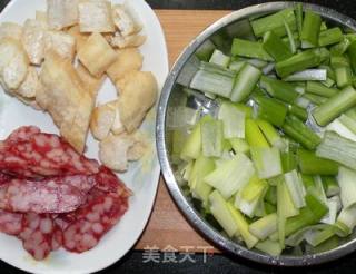大葱腊肠炒油条的做法步骤：2