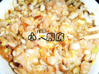 香菇鸡肉干豆腐卷的做法步骤：2
