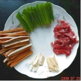 韭菜苔.豆腐干炒肉丝的做法步骤：2