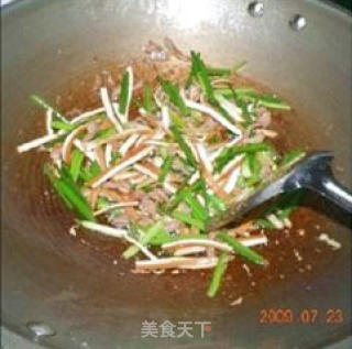 韭菜苔.豆腐干炒肉丝的做法步骤：2