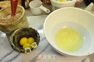 薄荷冰淇淋夹心巧克力蛋糕的做法步骤：2