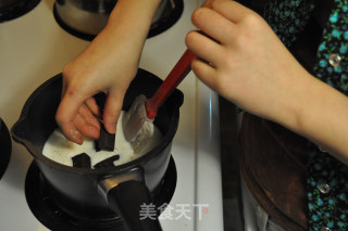 薄荷冰淇淋夹心巧克力蛋糕的做法步骤：2
