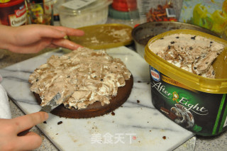 薄荷冰淇淋夹心巧克力蛋糕的做法步骤：2