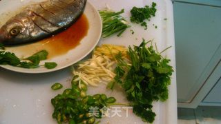 清蒸小鱼的做法步骤：2