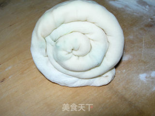 家常葱油饼的做法步骤：2