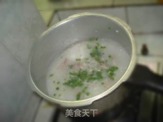 瑶柱皮蛋肉丝粥的做法步骤：2