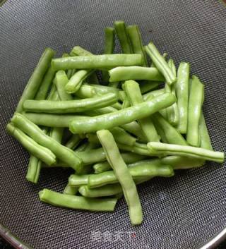 干煸四季豆的做法步骤：2