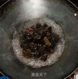 木耳炒鸡蛋的做法步骤：2