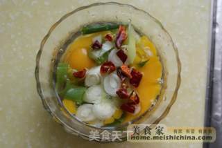 虾酱炒鸡蛋的做法步骤：2