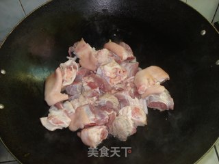黄酒花生焖猪手的做法步骤：2