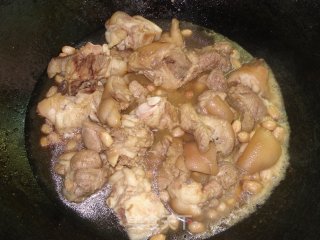 黄酒花生焖猪手的做法步骤：2
