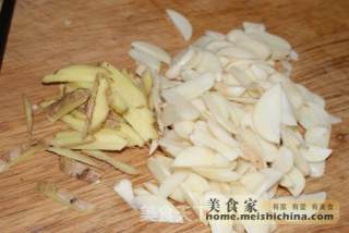 香酥炒带鱼的做法步骤：2