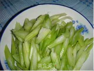 芹菜香干肉丝的做法步骤：2