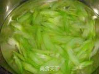 芹菜香干肉丝的做法步骤：2