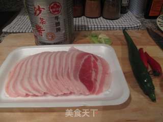 沙茶酱炒猪肉的做法步骤：2