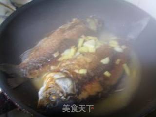 红烧鲫鱼的做法步骤：2