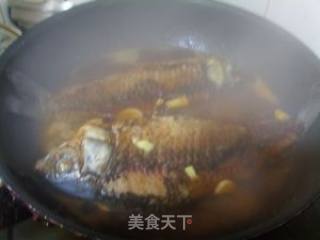 红烧鲫鱼的做法步骤：2