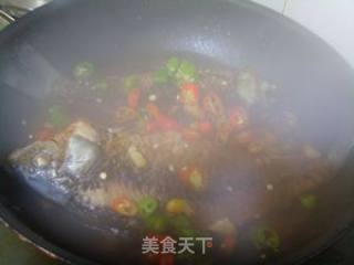 红烧鲫鱼的做法步骤：2