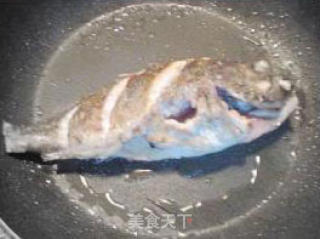 黑头鱼炖豆腐的做法步骤：2
