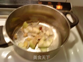 胡箩卜土豆炖鸡腿的做法步骤：2