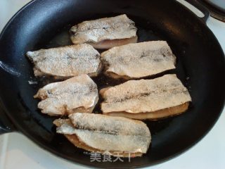煎鲱鱼配土豆泥的做法步骤：2